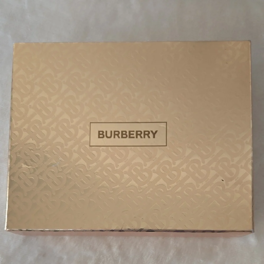 Burberry Luxurious Gold Embossed Box - Picture 1 of 2